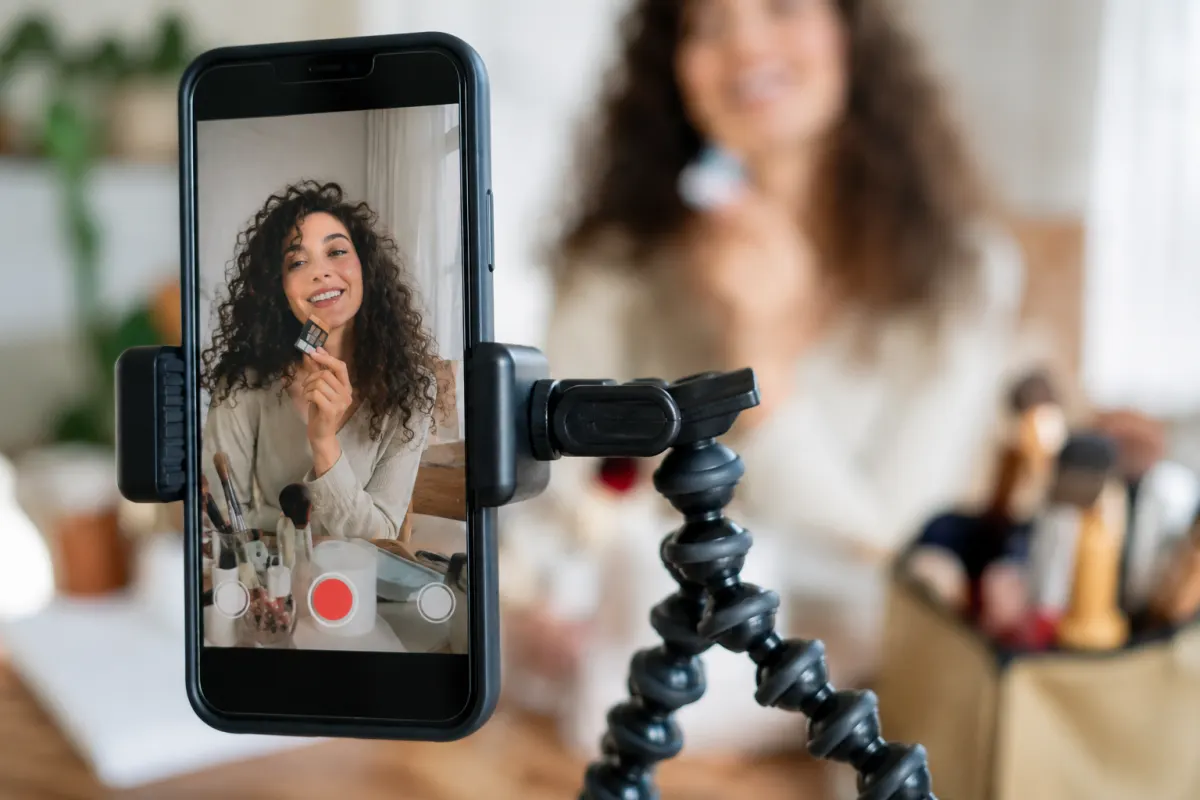 Gagner des abonnés sur TikTok : ce qui marche vraiment (et pourquoi vous stagnez) Écran de smartphone affichant des statistiques de vues et d'abonnés sur un compte TikTok
